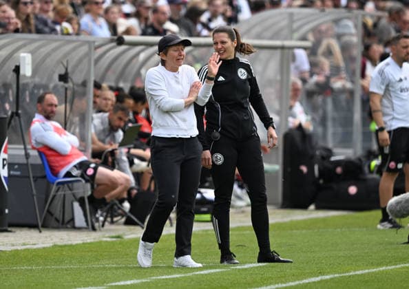 17.05.2026, xsltx, Fussball Google Pixel Frauen-Bundesliga, Eintracht Frankfurt - 1.FC Union Berlin v.l. Ailien Poese (Cheftrainerin 1. FC Union Berlin) und Annika Kost (4. Offizielle) im Dialog (DFL DFB REGULATIONS PROHIBIT ANY USE OF PHOTOGRAPHS as IMAGE SEQUENCES and or QUASI-VIDEO)