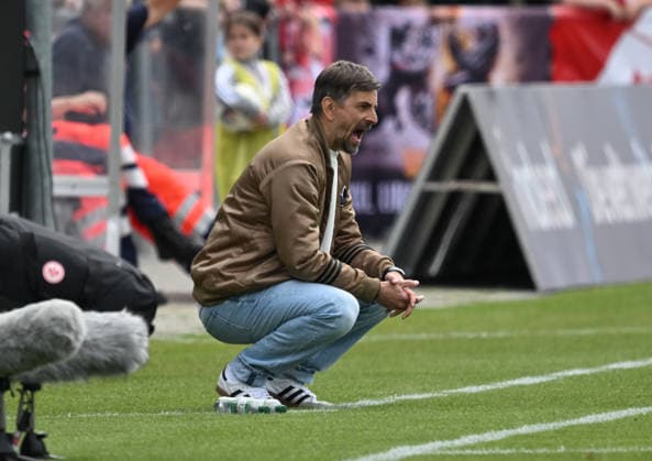 17.05.2026, xsltx, Fussball Google Pixel Frauen-Bundesliga, Eintracht Frankfurt - 1.FC Union Berlin v.l. Niko Arnautis (Trainer Eintracht Frankfurt) (DFL DFB REGULATIONS PROHIBIT ANY USE OF PHOTOGRAPHS as IMAGE SEQUENCES and or QUASI-VIDEO)
