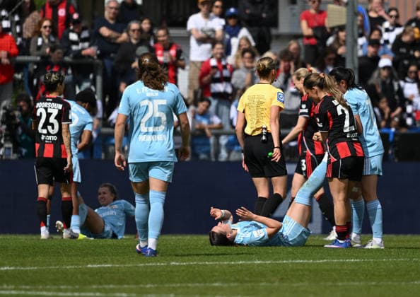 17.05.2026, xsltx, Fussball Google Pixel Frauen-Bundesliga, Eintracht Frankfurt - 1.FC Union Berlin v.l. Für ihr engagiertes Spiel zollten die Berlinerinnen Tribut: Gleich zwei Spielerinnen litten in der Schlussphase unter Krämpfen (DFL DFB REGULATIONS PROHIBIT ANY USE OF PHOTOGRAPHS as IMAGE SEQUENCES and or QUASI-VIDEO)