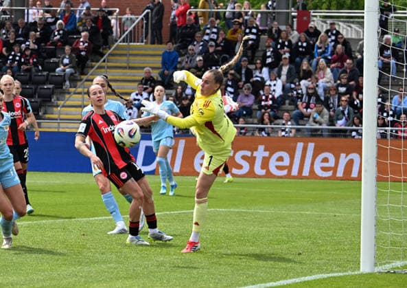 17.05.2026, xsltx, Fussball Google Pixel Frauen-Bundesliga, Eintracht Frankfurt - 1.FC Union Berlin v.re. Für Cara Bösl (1. FC Union Berlin) gab es an ihrer alten Wirkungsstätte viel zu tun (DFL DFB REGULATIONS PROHIBIT ANY USE OF PHOTOGRAPHS as IMAGE SEQUENCES and or QUASI-VIDEO)