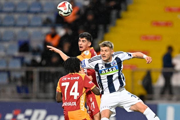 Kasimpasa v Galatasaray - Turkish Super Lig ISTANBUL, TURKIYE - MAY 17: Galatasaray s Arda Unyay (L) and Kasimpasa s Andri Baldursson (R) compete for the ball during the Turkish Super Lig week 34 match between Kasimpasa and Galatasaray at Recep Tayyip Erdogan Stadium in Istanbul, Turkiye, on May 17, 2026. Cem Tekkesinoglu Anadolu Istanbul Turkey. Editorial use only. Please get in touch for any other usage.  Copyright: x2026xAnadoluxCemxTekkesinoglux
