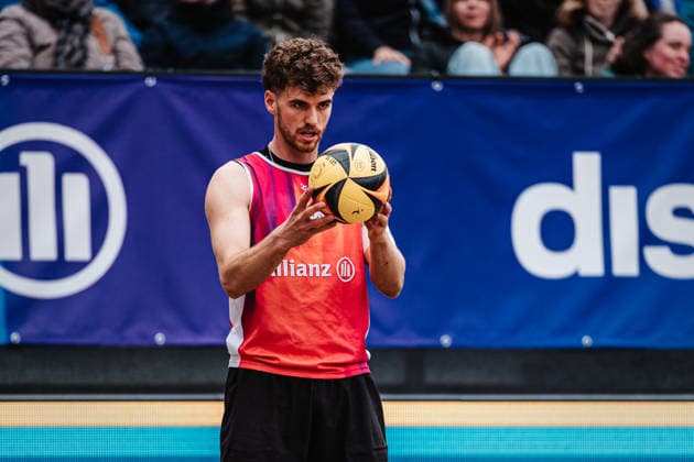 Beachvolleyball Männer Allianz German Beach Tour 2026 Tourstop Düsseldorf 17.05.2026 Luis Henrichs beim Aufschlag Düsseldorf Robert-Lehr-Ufer Nordrhein-Westfalen Deutschland
