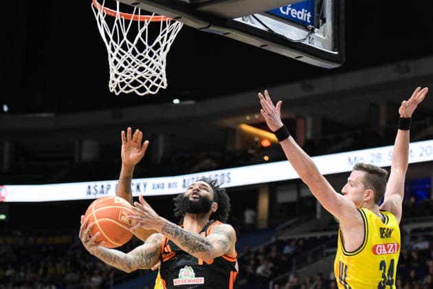 17.05.2026, xlakx, Basketball easyCredit BBL Bundesliga Playoffs, Alba Berlin - SC Rasta Vechta v.l. Tevin Brown (Rasta Vechta), Justin Bean (Alba Berlin) setzt zum Korbwurf an Berlin