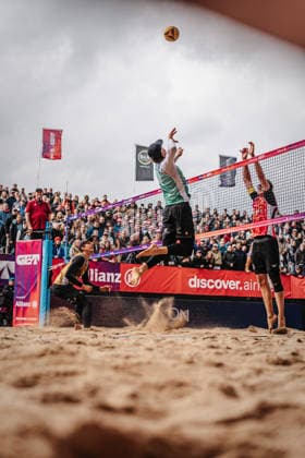 Beachvolleyball Männer Allianz German Beach Tour 2026 Tourstop Düsseldorf 17.05.2026 v.l. Paul Henning beim Angriff gegen Robin Sowa Düsseldorf Robert-Lehr-Ufer Nordrhein-Westfalen Deutschland