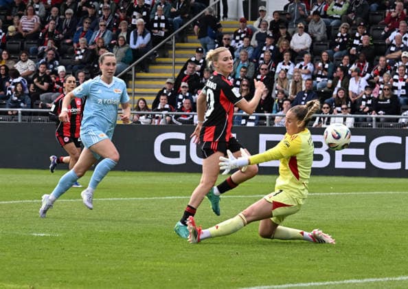 17.05.2026, xsltx, Fussball Google Pixel Frauen-Bundesliga, Eintracht Frankfurt - 1.FC Union Berlin 2. v.l. Laura Freigang (Eintracht Frankfurt) verfehlt das Tor von Cara Bösl (1. FC Union Berlin) (DFL DFB REGULATIONS PROHIBIT ANY USE OF PHOTOGRAPHS as IMAGE SEQUENCES and or QUASI-VIDEO)