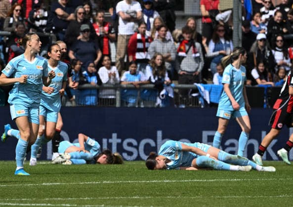 17.05.2026, xsltx, Fussball Google Pixel Frauen-Bundesliga, Eintracht Frankfurt - 1.FC Union Berlin v.l. Für ihr engagiertes Spiel zollten die Berlinerinnen Tribut: Gleich zwei Spielerinnen litten in der Schlussphase unter Krämpfen (DFL DFB REGULATIONS PROHIBIT ANY USE OF PHOTOGRAPHS as IMAGE SEQUENCES and or QUASI-VIDEO)