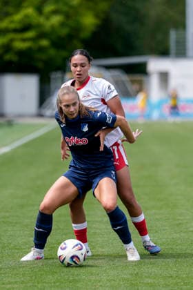 v.li.: Jamilla Sofia Rankin (TSG, 5), Lisa Baum (RBL, 11), Zweikampf, Spielszene, Duell, duel, tackle, tackling, Dynamik, Action, Aktion, 17.05.2026, Sinsheim (Hoffenheim) (Deutschland), Fussball, Google Pixel Frauen-Bundesliga, TSG 1899 Hoffenheim - RB Leipzig, DFB DFL REGULATIONS PROHIBIT ANY USE OF PHOTOGRAPHS AS IMAGE SEQUENCES AND OR QUASI-VIDEO.
