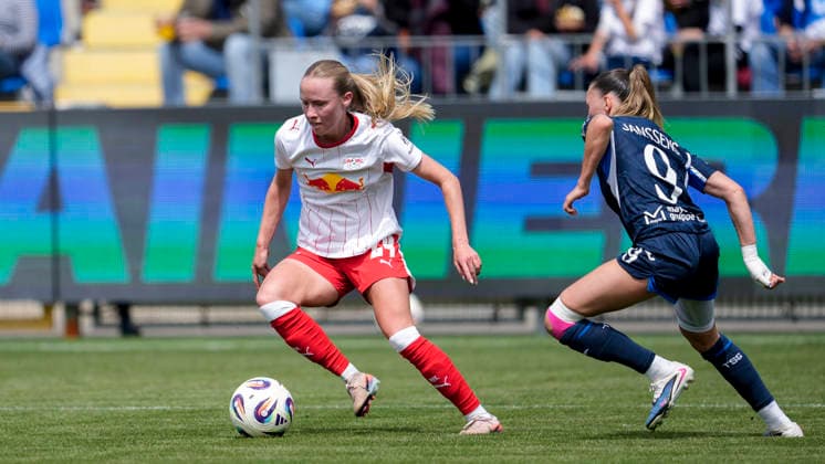 v.li.: Nikoline Hougaard Dudek (RBL, 24), Jill Janssens (TSG, 9), Zweikampf, Spielszene, Duell, duel, tackle, tackling, Dynamik, Action, Aktion, 17.05.2026, Sinsheim (Hoffenheim) (Deutschland), Fussball, Google Pixel Frauen-Bundesliga, TSG 1899 Hoffenheim - RB Leipzig, DFB DFL REGULATIONS PROHIBIT ANY USE OF PHOTOGRAPHS AS IMAGE SEQUENCES AND OR QUASI-VIDEO.
