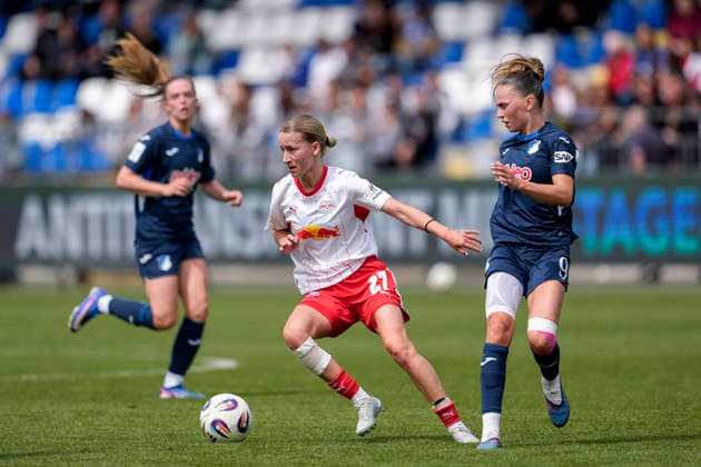 v.li.: Marlene Müller (RBL, 27), Jill Janssens (TSG, 9), Zweikampf, Spielszene, Duell, duel, tackle, tackling, Dynamik, Action, Aktion, 17.05.2026, Sinsheim (Hoffenheim) (Deutschland), Fussball, Google Pixel Frauen-Bundesliga, TSG 1899 Hoffenheim - RB Leipzig, DFB DFL REGULATIONS PROHIBIT ANY USE OF PHOTOGRAPHS AS IMAGE SEQUENCES AND OR QUASI-VIDEO.
