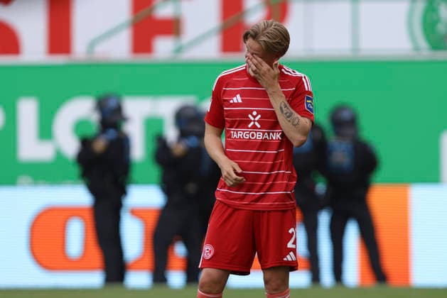Jesper Daland (Fortuna Düsseldorf) ist enttaeuscht waehrend des Spiels der 2. Bundesliga zwischen SpVgg Greuther Fürth und Fortuna Düsseldorf, Sportpark Ronhof Thomas Sommer am 17. May 2026 in Fürth, Deutschland. (Foto von Oliver Kaelke DeFodi Images) +++ Jesper Daland (Fortuna Düsseldorf) looks dejected during the 2. Bundesliga match between SpVgg Greuther Fürth and Fortuna Düsseldorf at Sportpark Ronhof Thomas Sommer on May 17, 2026 in Fürth, Germany. (Photo by Oliver Kaelke DeFodi Images) (Photo by Oliver Kaelke DeFodi Images) -