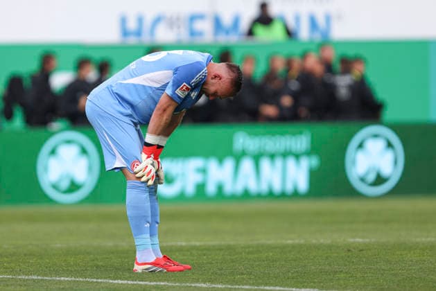 Torwart Florian Kastenmeier (Fortuna Düsseldorf) ist enttaeuscht waehrend des Spiels der 2. Bundesliga zwischen SpVgg Greuther Fürth und Fortuna Düsseldorf, Sportpark Ronhof Thomas Sommer am 17. May 2026 in Fürth, Deutschland. (Foto von Oliver Kaelke DeFodi Images) +++ Torwart Florian Kastenmeier (Fortuna Düsseldorf) looks dejected during the 2. Bundesliga match between SpVgg Greuther Fürth and Fortuna Düsseldorf at Sportpark Ronhof Thomas Sommer on May 17, 2026 in Fürth, Germany. (Photo by Oliver Kaelke DeFodi Images) (Photo by Oliver Kaelke DeFodi Images) -