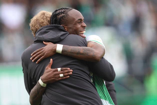 Noel Futkeu (SpVgg Greuther Fürth) Schlussjubel, jubelt nach dem 3:0 Sieg waehrend des Spiels der 2. Bundesliga zwischen SpVgg Greuther Fürth und Fortuna Düsseldorf, Sportpark Ronhof Thomas Sommer am 17. May 2026 in Fürth, Deutschland. (Foto von Oliver Kaelke DeFodi Images) +++ Noel Futkeu (SpVgg Greuther Fürth) celebrate after winning during the 2. Bundesliga match between SpVgg Greuther Fürth and Fortuna Düsseldorf at Sportpark Ronhof Thomas Sommer on May 17, 2026 in Fürth, Germany. (Photo by Oliver Kaelke DeFodi Images) (Photo by Oliver Kaelke DeFodi Images) -