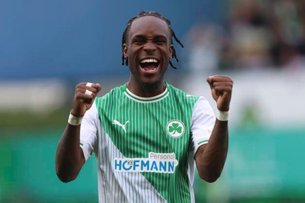 Noel Futkeu (SpVgg Greuther Fürth) Schlussjubel, jubelt nach dem 3:0 Sieg waehrend des Spiels der 2. Bundesliga zwischen SpVgg Greuther Fürth und Fortuna Düsseldorf, Sportpark Ronhof Thomas Sommer am 17. May 2026 in Fürth, Deutschland. (Foto von Oliver Kaelke DeFodi Images) +++ Noel Futkeu (SpVgg Greuther Fürth) celebrate after winning during the 2. Bundesliga match between SpVgg Greuther Fürth and Fortuna Düsseldorf at Sportpark Ronhof Thomas Sommer on May 17, 2026 in Fürth, Germany. (Photo by Oliver Kaelke DeFodi Images) (Photo by Oliver Kaelke DeFodi Images) -