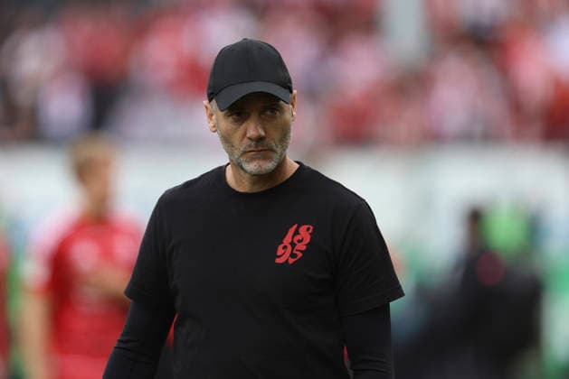 Trainer Alexander Ende (Fortuna Düsseldorf) ist enttaeuscht waehrend des Spiels der 2. Bundesliga zwischen SpVgg Greuther Fürth und Fortuna Düsseldorf, Sportpark Ronhof Thomas Sommer am 17. May 2026 in Fürth, Deutschland. (Foto von Oliver Kaelke DeFodi Images) +++ Trainer Alexander Ende (Fortuna Düsseldorf) looks dejected during the 2. Bundesliga match between SpVgg Greuther Fürth and Fortuna Düsseldorf at Sportpark Ronhof Thomas Sommer on May 17, 2026 in Fürth, Germany. (Photo by Oliver Kaelke DeFodi Images) (Photo by Oliver Kaelke DeFodi Images) -