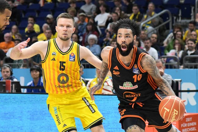 17.05.2026, xlakx, Basketball easyCredit BBL Bundesliga Playoffs, Alba Berlin - SC Rasta Vechta v.l. Martin Hermannsson (Alba Berlin), Tevin Brown (Rasta Vechta) Zweikampf, Duell, Kampf, tackle Berlin