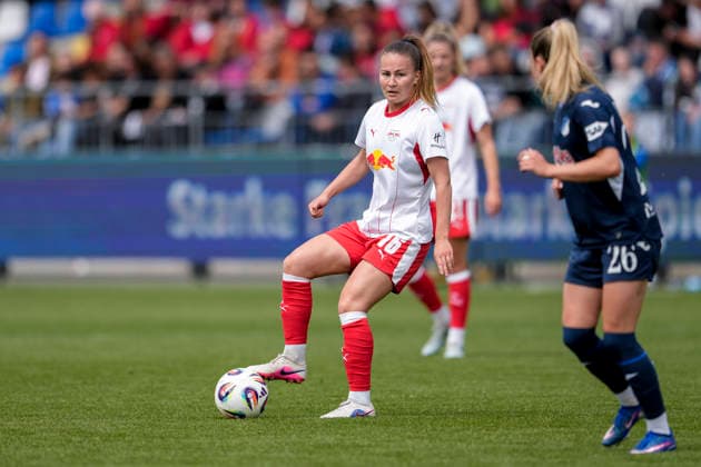 v.li.: Annabel Schasching (RBL, 16), Janna Grimm (TSG, 26), Aktion, Action, Spielszene, 17.05.2026, Sinsheim (Hoffenheim) (Deutschland), Fussball, Google Pixel Frauen-Bundesliga, TSG 1899 Hoffenheim - RB Leipzig, DFB DFL REGULATIONS PROHIBIT ANY USE OF PHOTOGRAPHS AS IMAGE SEQUENCES AND OR QUASI-VIDEO.