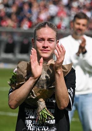 17.05.2026, xsltx, Fussball Google Pixel Frauen-Bundesliga, Eintracht Frankfurt - 1.FC Union Berlin v.l. Konnte die Tränen nicht unterdrücken: Nadine Riesen (Eintracht Frankfurt) bei ihrem Abschied (DFL DFB REGULATIONS PROHIBIT ANY USE OF PHOTOGRAPHS as IMAGE SEQUENCES and or QUASI-VIDEO)