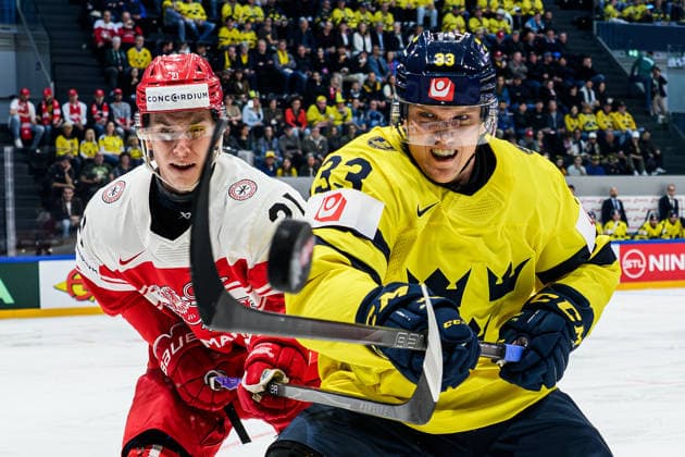 260517 Kasper Larsen of Denmark and Jakob Silfverberg of Sweden during the 2026 IIHF Ice hockey, Eishockey World Championship, WM, Weltmeisterschaft match between Denmark and Sweden on May 17, 2026 in Fribourg. Photo: Jesper Zerman BILDBYRAN kod JZ JZ0716 ishockey ice hockey ishockey-vm 2026 vm 2026 iihf world championship danmark denmark sverige sweden bbeng Copyright: JESPERxZERMAN BB260517JZ088