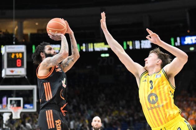 17.05.2026, xlakx, Basketball easyCredit BBL Bundesliga Playoffs, Alba Berlin - SC Rasta Vechta v.l. Tevin Brown (Rasta Vechta), Alex Oconnel (Alba Berlin) Zweikampf, Duell, Kampf, tackle Berlin