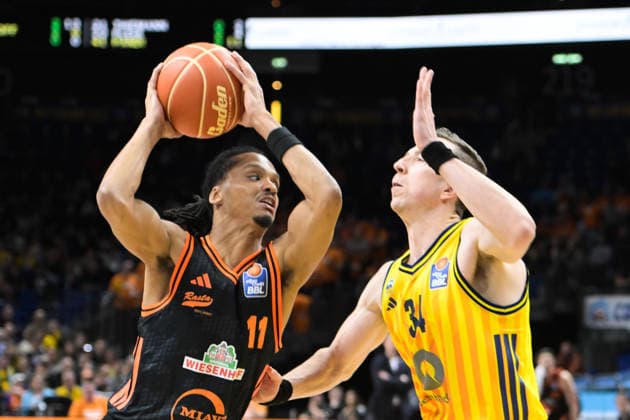 17.05.2026, xlakx, Basketball easyCredit BBL Bundesliga Playoffs, Alba Berlin - SC Rasta Vechta v.l. Alonzo Verge (Rasta Vechta), Justin Bean (Alba Berlin) Zweikampf, Duell, Kampf, tackle Berlin