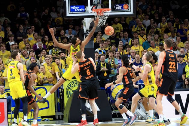 DEU, easyCredit BBL, ALBA vs. Rasta Vechta, 17.05.2026, Uber-Arena, Berlin, DEU, easyCredit BBL, ALBA vs. Rasta Vechta, im Bild Norris Agbakoko (ALBA Berlin 17), Luc van Slooten (RASTA Vechta 6)