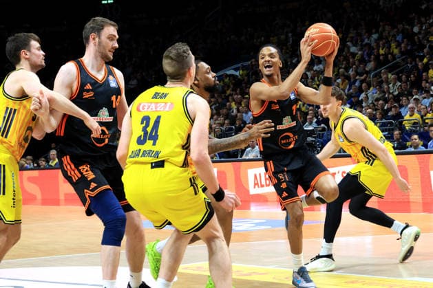 DEU, easyCredit BBL, ALBA vs. Rasta Vechta, 17.05.2026, Uber-Arena, Berlin, DEU, easyCredit BBL, ALBA vs. Rasta Vechta, im Bild Justin Bean (ALBA Berlin 34), Alex OÕConnell (ALBA Berlin 3), Alonzo Verge jr. (RASTA Vechta 11), Philipp Herkenhoff (RASTA Vechta 14)