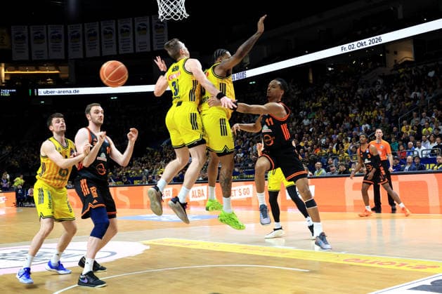 DEU, easyCredit BBL, ALBA vs. Rasta Vechta, 17.05.2026, Uber-Arena, Berlin, DEU, easyCredit BBL, ALBA vs. Rasta Vechta, im Bild Justin Bean (ALBA Berlin 34), Alex OÕConnell (ALBA Berlin 3), JONAS MATTISSECK (ALBA Berlin 9), Alonzo Verge jr. (RASTA Vechta 11), Philipp Herkenhoff (RASTA Vechta 14)
