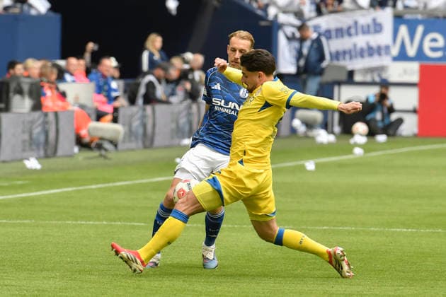 v. li. im Zweikampf Timo Becker (Schalke 5) Fabio Di Michele Sanchez (Braunschweig 22) 17.05.2026 ¢ Fussball ¢ FC Schalke 04 vs Eintracht Braunschweig, Veltins-Arena, Gelsenkirchen, DFB DFL REGULATIONS PROHIBIT ANY USE OF PHOTOGRAPHS AS IMAGE SEQUENCES AND OR QUASI-VIDEO