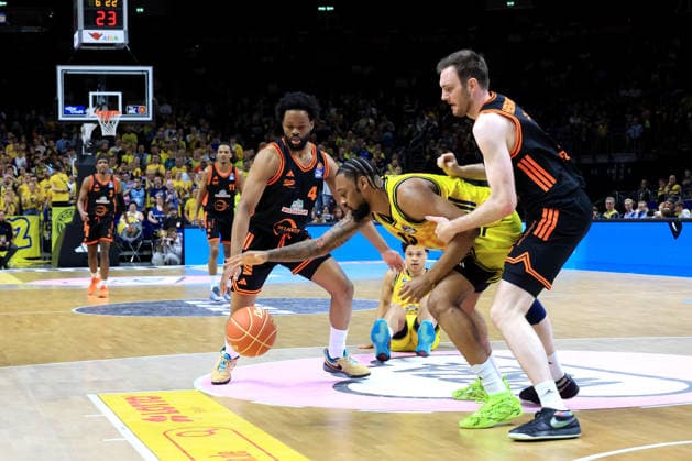 DEU, easyCredit BBL, ALBA vs. Rasta Vechta, 17.05.2026, Uber-Arena, Berlin, DEU, easyCredit BBL, ALBA vs. Rasta Vechta, im Bild J Wan Roberts (ALBA Berlin 13), Lloyd Pandi (RASTA Vechta 41), Lars Thiemann (RASTA Vechta 21)