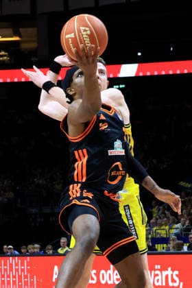 DEU, easyCredit BBL, ALBA vs. Rasta Vechta, 17.05.2026, Uber-Arena, Berlin, DEU, easyCredit BBL, ALBA vs. Rasta Vechta, im Bild Justin Bean (ALBA Berlin 34), Malik Parsons (RASTA Vechta 3)