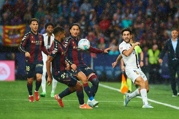 Manu Morlanes (RCD Mallorca) and Pablo Martinez (Levante UD) during the LaLiga EA Sports match between Levante UD and RCD Mallorca at Ciudad de Valencia on May 17, 2026 in Valencia, Spain. (Photo by Maria Jose Segovia DeFodi Images) -