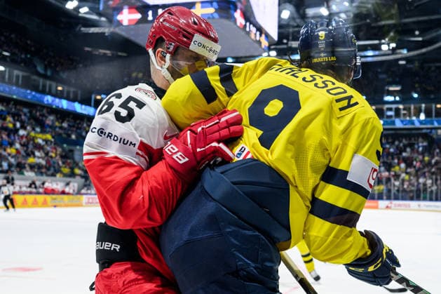 260517 Christian Wejse of Denmark and Linus Karlsson of Sweden during the 2026 IIHF Ice hockey, Eishockey World Championship, WM, Weltmeisterschaft match between Denmark and Sweden on May 17, 2026 in Fribourg. Photo: Jesper Zerman BILDBYRAN kod JZ JZ0716 ishockey ice hockey ishockey-vm 2026 vm 2026 iihf world championship danmark denmark sverige sweden bbeng Copyright: JESPERxZERMAN BB260517JZ096