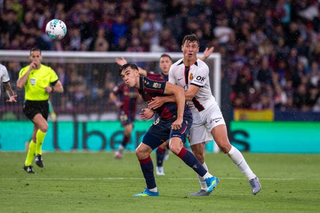ESP: LaLiga EA Sports UD Levante v RCD Mallorca Carlos Espi of Levante challenges for a header with David Lopez of Mallorca during LaLiga EA Sports, between UD Levante v RCD Mallorca played at Ciudad de Valencia Stadium in Valencia on May 17th, 2026 in Spain; Valencia Spain Futbol Copyright: xJudithxAmigox xAgenciaxLOFx