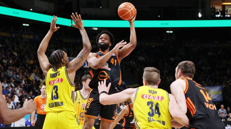 J Wan Roberts, Lloyd Pandi am Ball, Justin Bean, Philipp Herkenhoff Zweikampf Spielszene Aktion Basketball BBL Bundesliga Herren Play Off Viertelfinale Saison 2025 2026 17.05.2026 ALBA Berlin vs SC Rasta Vechta