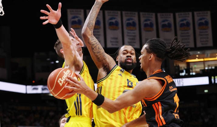 Justin Bean, J Wan Roberts, Alonzo Verge am Ball Zweikampf Spielszene Aktion Basketball BBL Bundesliga Herren Play Off Viertelfinale Saison 2025 2026 17.05.2026 ALBA Berlin vs SC Rasta Vechta