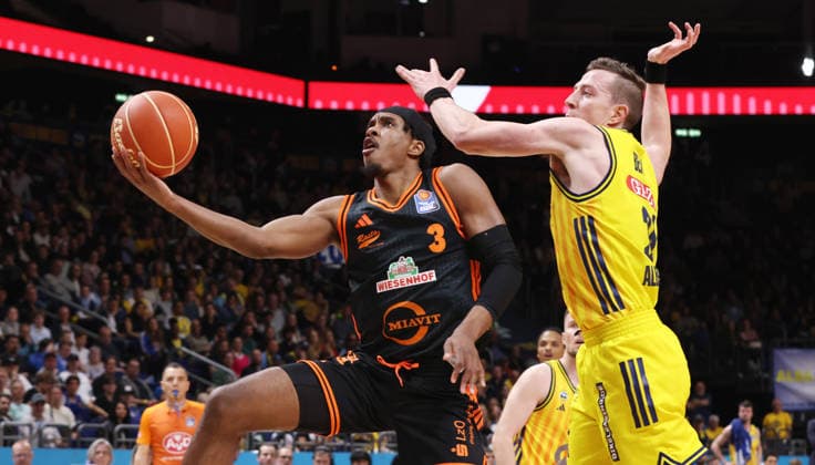 Malik Parsons am Ball, Justin Bean Zweikampf Spielszene Aktion Basketball BBL Bundesliga Herren Play Off Viertelfinale Saison 2025 2026 17.05.2026 ALBA Berlin vs SC Rasta Vechta