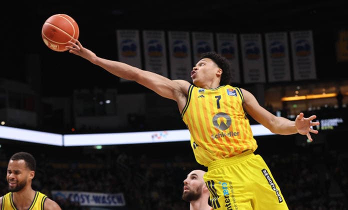 Jack Kayil am Ball Zweikampf Spielszene Aktion Basketball BBL Bundesliga Herren Play Off Viertelfinale Saison 2025 2026 17.05.2026 ALBA Berlin vs SC Rasta Vechta