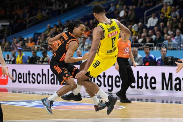 17.05.2026, xlakx, Basketball easyCredit BBL Bundesliga Playoffs, Alba Berlin - SC Rasta Vechta v.l. Alonzo Verge (Rasta Vechta), Norris Agbakoko (Alba Berlin) Zweikampf, Duell, Kampf, tackle Berlin