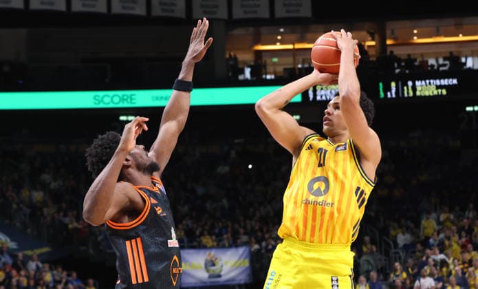 Tevin Brown, Michael Rataj am Ball Zweikampf Spielszene Aktion Basketball BBL Bundesliga Herren Play Off Viertelfinale Saison 2025 2026 17.05.2026 ALBA Berlin vs SC Rasta Vechta