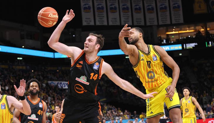 Philipp Herkenhoff, Norris Agbakoko Zweikampf Spielszene Aktion Basketball BBL Bundesliga Herren Play Off Viertelfinale Saison 2025 2026 17.05.2026 ALBA Berlin vs SC Rasta Vechta