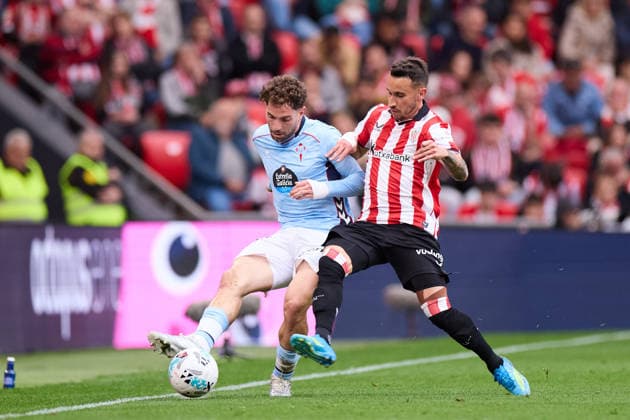 May 17, 2026, Bilbao, Vizcaya, SPAIN: Javi Rueda of RC Celta de Vigo competes for the ball with Alex Berenguer of Athletic Club during the LaLiga EA Sports match between Athletic Club and RC Celta de Vigo at San Mames on May 17, 2026, in Bilbao, Spain. Bilbao SPAIN - ZUMAa181 20260517_zaa_a181_141 Copyright: xRicardoxLarreinax