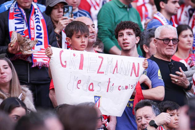 Atletico de Madrid vs. Girona, on the 37th matchday of the 2025 26 Spanish First Division May 17, 2026, Madrid, Spain: Fans with tifo of Griezmann during the Spanish championship LaLiga football match between Atletico de Madrid and Girona CF on 17 May 2026 at Estadio Santiago Bernabeu in Madrid, Spain. Madrid, Spain Madrid Madrid Spain Copyright: xAlejandroxMatiasx