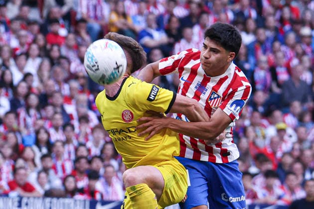 Atletico de Madrid vs. Girona, on the 37th matchday of the 2025 26 Spanish First Division May 17, 2026, Madrid, Spain: Obed Vargas protects the ball against Tsyngankov during the Spanish championship LaLiga football match between Atletico de Madrid and Girona CF on 17 May 2026 at Estadio Santiago Bernabeu in Madrid, Spain. Madrid, Spain Madrid Madrid Spain Copyright: xAlejandroxMatiasx