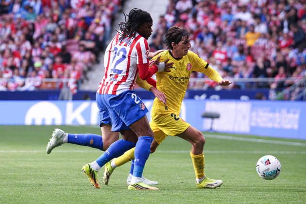 Atletico de Madrid vs. Girona, on the 37th matchday of the 2025 26 Spanish First Division May 17, 2026, Madrid, Spain: Bryan Gil protects the ball against Matteo Ruggeri and Ademola Lookman during the Spanish championship LaLiga football match between Atletico de Madrid and Girona CF on 17 May 2026 at Estadio Santiago Bernabeu in Madrid, Spain. Madrid, Spain Madrid Madrid Spain Copyright: xAlejandroxMatiasx