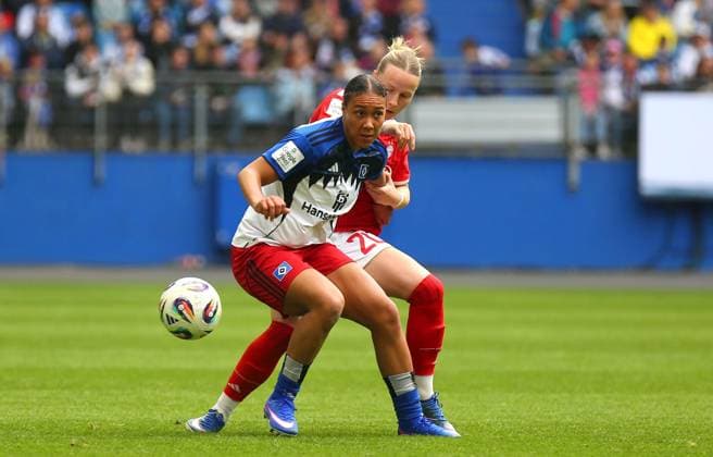17.05.2026, xcex, GER, Hamburg, Volksparkstadion, Frauenfussball, 1. Bundesliga, DIE LIGA, Google Pixel Frauen-Bundesliga, Saison 2025 2026, Spieltag 26, HSV, FCB, Hamburger SV Frauen - FC Bayern Muenchen, Melina Krueger (FCB) gegen Franziska Kett (FCB) DFL regulations prohibit any use of photographs as image sequences and or quasi-video