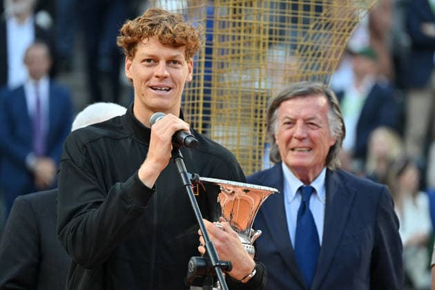 Foto IPP Cavaliere Emiliano. Roma 17 05 2026. Tennis Internazionali d Italia 2026. Nella foto: Jannik Sinner elogia Adriano Panatta. Italy Photo Press - World Copyright italy ITALY  Copyright: xR4924_italyphotopressx