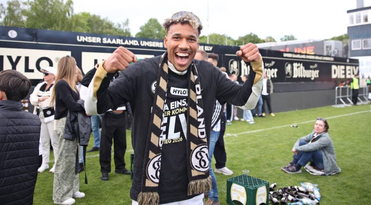 17.05.2026, Fussball, Herren, 2. Bundesliga, Saison 2025 2026, SV 07 Elversberg SC Preußen Münster, Die Mannschaft der SV 07 Elversberg feiert nach dem Abpfiff den Aufstieg in die 1. Bundesliga, Bambase Conte (SV 07 Elversberg) Elversberg Ursapharm-Arena an der Kaiserlinde Saarland Deutschland (DEU) Copyright: xSebastianxBachx