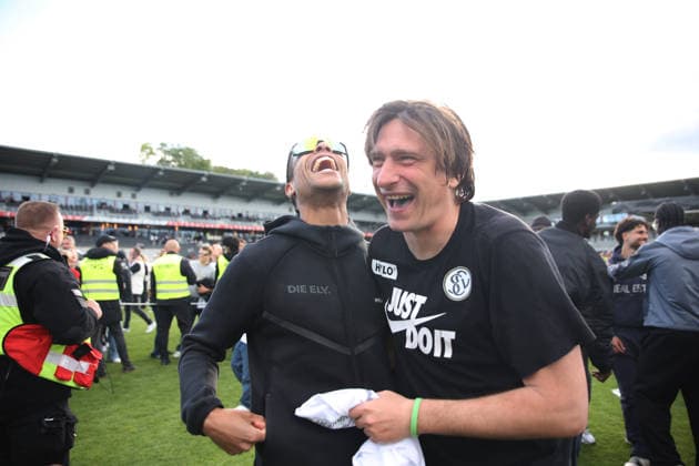 17.05.2026, Fussball, Herren, 2. Bundesliga, Saison 2025 2026, SV 07 Elversberg SC Preußen Münster, Die Mannschaft der SV 07 Elversberg feiert nach dem Abpfiff den Aufstieg in die 1. Bundesliga, Jan Gyamerah (SV 07 Elversberg) und Trainer Vincent Wagner (SV 07 Elversberg) Elversberg Ursapharm-Arena an der Kaiserlinde Saarland Deutschland (DEU) Copyright: xSebastianxBachx