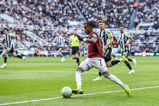 Newcastle United v West Ham United - Premier League Crysencio Summerville of West Ham United breaks with the ball during the Premier League match between Newcastle United and West Ham United at St. James s Park in Newcastle, United Kingdom, on May 17, 2026. Newcastle United Kingdom  Copyright: xNewsxImagesx originalFilename:cosgrove-premierl260517_npr1l.jpg