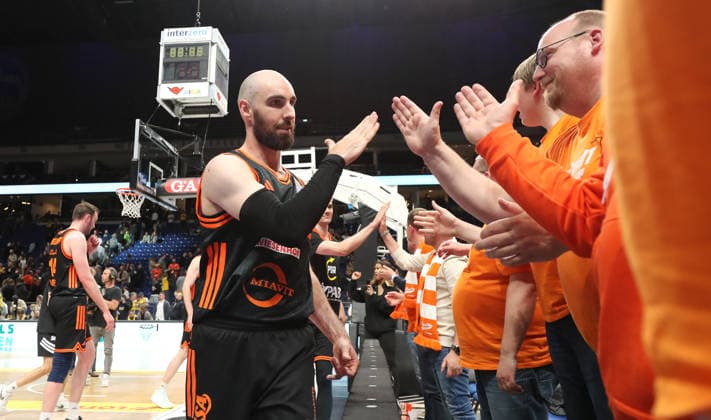 Tommy Kuhse klatscht ab mit Fans Basketball BBL Bundesliga Herren Play Off Viertelfinale Saison 2025 2026 17.05.2026 ALBA Berlin vs SC Rasta Vechta